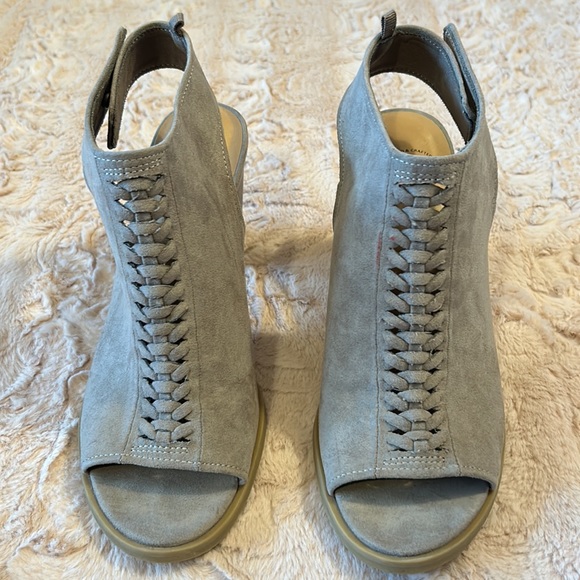 Size 8 - Picture 2 of 13